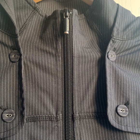 Vintage Lululemon Rain Jacket with Removable Hood (Size 4) - Picture 4 of 9